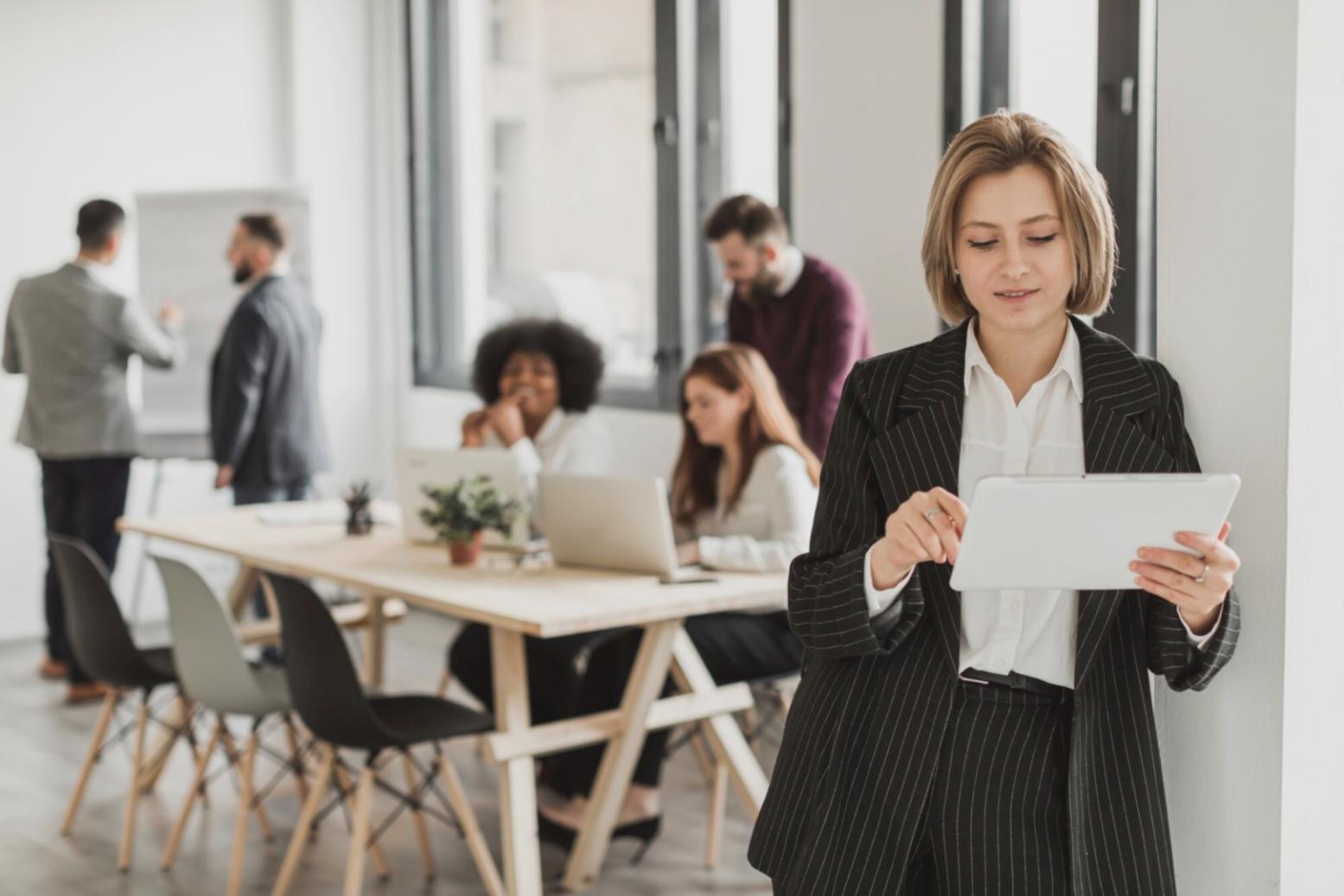 Arbeitsplatz mit Finanzunterlagen und Taschenrechner